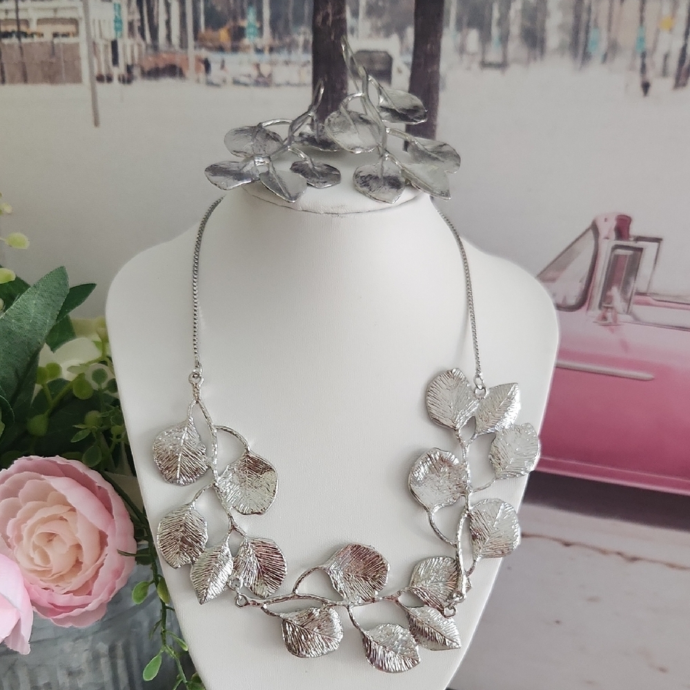 Elegant Silver Tone Leaf Statement Necklace & Earring Set.